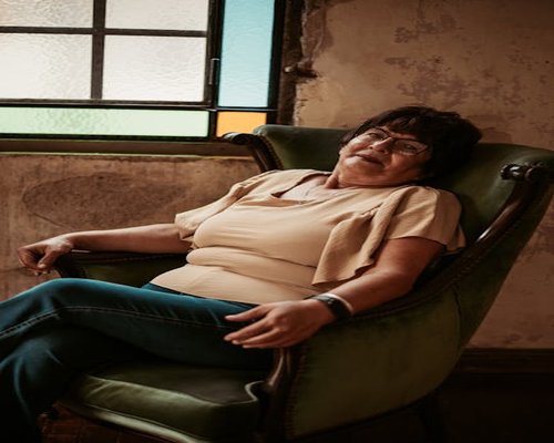 Persona relajada disfrutando de luz natural en su sala