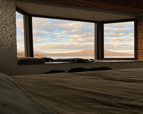 Persona relajando la vista mirando por la ventana hacia el exterior